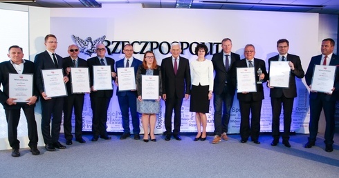 Mszczonów podczas uroczystej gali reprezentował burmistrz miasta Józef Grzegorz Kurek (pierwszy z lewej)