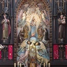 Łaskami słynąca figura Matki Bożej w głównym ołtarzu