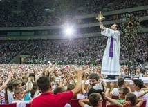 W czasie adoracji Najświętszego Sakramentu do ołtarza podbiegło mnóstwo dzieci