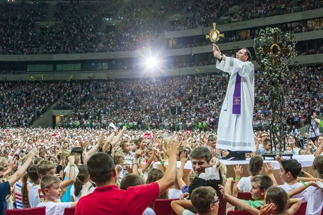 W czasie adoracji Najświętszego Sakramentu do ołtarza podbiegło mnóstwo dzieci