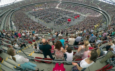 Powyżej: 18 lipca w Warszawie ponad  40 tys. osób usłyszało m.in. zapewnienie rekolekcjonisty: – Pan, który cię tu wezwał, kocha cię bardzo 