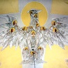 Kościół polski w Budapeszcie. Orzeł biały uformowany z postaci aniołów