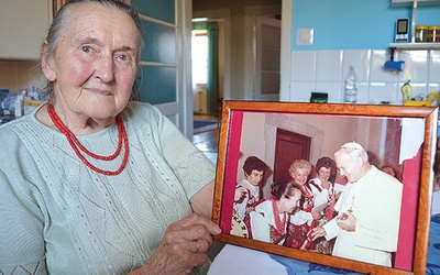 Maria Szewczyk pokazuje zdjęcie z audiencji u Jana Pawła II w 1983 r., kiedy przepraszała papieża za nowotarski „napad”, w którym brał udział jej mąż