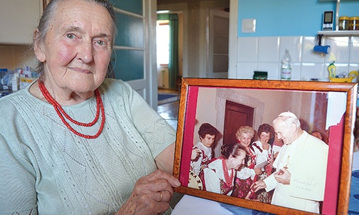 Maria Szewczyk pokazuje zdjęcie z audiencji u Jana Pawła II w 1983 r., kiedy przepraszała papieża za nowotarski „napad”, w którym brał udział jej mąż