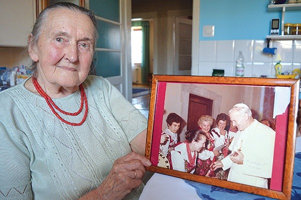 Maria Szewczyk pokazuje zdjęcie z audiencji u Jana Pawła II w 1983 r., kiedy przepraszała papieża za nowotarski „napad”, w którym brał udział jej mąż