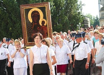  Ludzie różnych stanów, zawodów i pokoleń witają Maryję, niosąc Jej obraz na swoich barkach