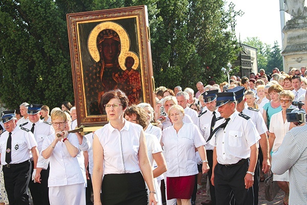  Ludzie różnych stanów, zawodów i pokoleń witają Maryję, niosąc Jej obraz na swoich barkach