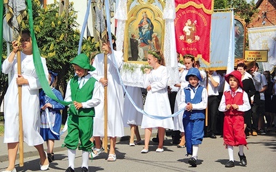 Powyżej: Uroczystą Mszę św. poprzedziła kolorowa procesja pielgrzymów z feretronami i sztandarami