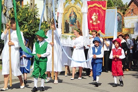Powyżej: Uroczystą Mszę św. poprzedziła kolorowa procesja pielgrzymów z feretronami i sztandarami