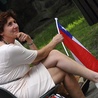  Flaga Chile w rękach dyrektor lubińskiego gimnazjum