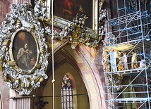 Piękno katedry odsłaniane jest małymi krokami