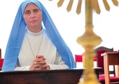 Siostra Urszula Szymańska  podczas adoracji  w kaplicy domowej