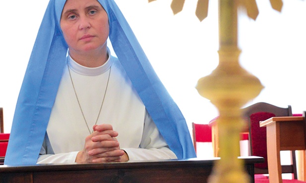 Siostra Urszula Szymańska  podczas adoracji  w kaplicy domowej
