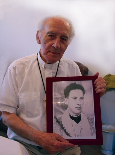 O. Marek Czyżycki ze swoim prymicyjnym zdjęciem 