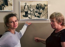  Monika Małobęcka i sołtys Jadwiga Bodo pokazują swoje ulubione kresowe zdjęcie