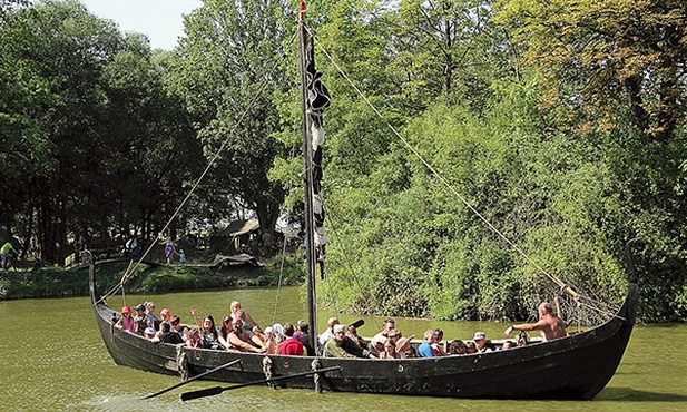 Przeprawa łodzią wikingów