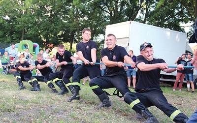  Strażacy z OSP Kiernozia dzielnie walczyli, przeciągając linę