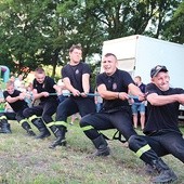  Strażacy z OSP Kiernozia dzielnie walczyli, przeciągając linę