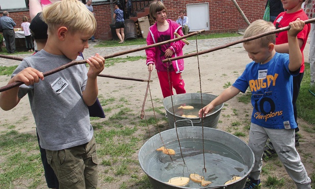 Dzieci ujeżdżały bujane konie, pchały drewniane kaczki lub terkoczące kółka, a kiedy kropił letni deszczyk, beztrosko ganiały po zielonej trawie. Wszystkiemu towarzyszyły stoiska z warzywami, owocami, swojskimi wyrobami i przetworami 