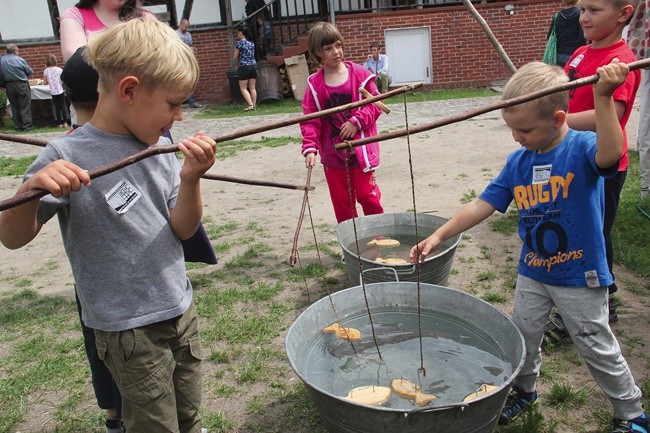 Dzieci ujeżdżały bujane konie, pchały drewniane kaczki lub terkoczące kółka, a kiedy kropił letni deszczyk, beztrosko ganiały po zielonej trawie. Wszystkiemu towarzyszyły stoiska z warzywami, owocami, swojskimi wyrobami i przetworami 