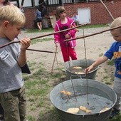 Dzieci ujeżdżały bujane konie, pchały drewniane kaczki lub terkoczące kółka, a kiedy kropił letni deszczyk, beztrosko ganiały po zielonej trawie. Wszystkiemu towarzyszyły stoiska z warzywami, owocami, swojskimi wyrobami i przetworami 