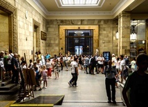 Turyści w kolejce po bilety na wjazd na XXX piętro Pałacu Kultury i Nauki w Warszawie.