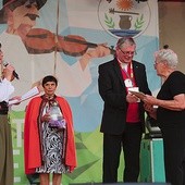Ks. Andrzej Loranc wręczył dyplom Złotej Muszli żonie śp. Mariana Koniora