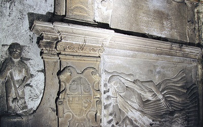 Odsłonięte za ołtarzem bestwińskiego kościoła nagrobne płyty Myszkowskich są bardzo cennym zabytkiem