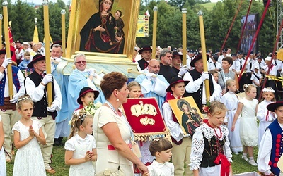 Obraz MB Rychwałdzkiej w procesji do polowego ołtarza przynieśli czterej kustosze sanktuarium