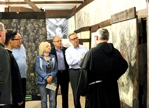 Uczestnicy rekolekcji na wystawie obrazów Mariana Kołodzieja
