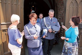  Po Mszy św. członkinie Wspólnoty św. Michała Archanioła rozdawały obrazki z wizerunkiem patrona policjantów