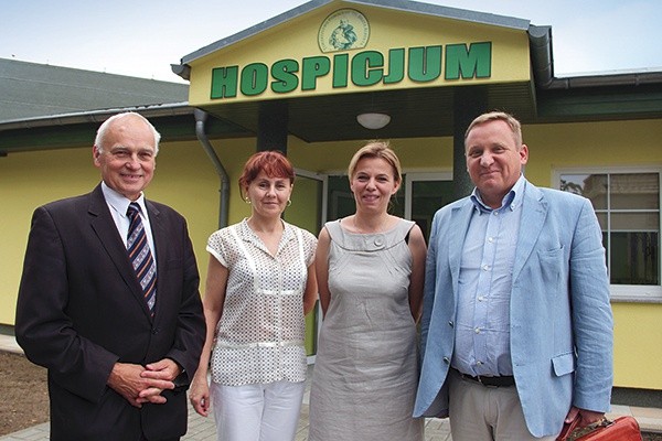 Na zdjęciu (od lewej): prezes żarskiego koła Stefan Łyskawa, pielęgniarki Joanna Stępień i Joanna Forst oraz lekarz prowadzący dr Marek Woźniak 