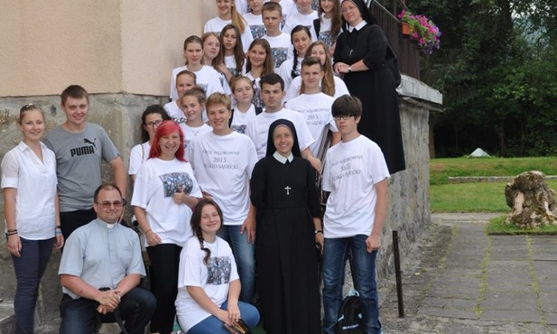 Na hotelowych schodach w Muszynie młodzież i opiekunowie: ks. Stanisław Piekielnik, s. Anna Wrzesińska i (wyżej), s. Małgorzata Galik i Pulina Śmigiel (pierwsza z lewej w pierwszym rzędzie)    