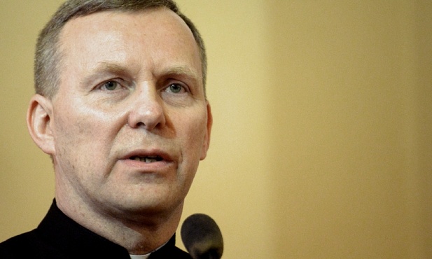 Stawia się poza oficjalnym nauczaniem Kościoła