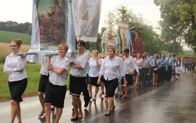 Pątnicy łodziami przepływają z Nadola do Lubkowa, a następnie idą na Mszę św., która odbywa się w Żarnowcu