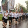 Pątnicy łodziami przepływają z Nadola do Lubkowa, a następnie idą na Mszę św., która odbywa się w Żarnowcu