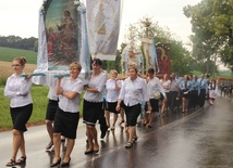Pątnicy łodziami przepływają z Nadola do Lubkowa, a następnie idą na Mszę św., która odbywa się w Żarnowcu