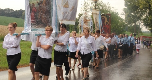 Pątnicy łodziami przepływają z Nadola do Lubkowa, a następnie idą na Mszę św., która odbywa się w Żarnowcu