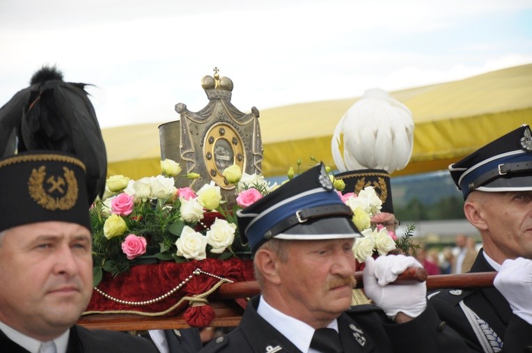 Relikwie św. Kingi niesione podczas procesji odpustowej w Starym Sączu