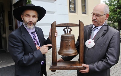 Mirosław Rusin (z lewej) i Bogusław Żbel prezentują miniaturę "Jakuba", który rozbrzmiewa już z kościelnej wieży w Simoradzu