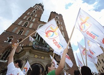  26.07.2015. Kraków. Na wieży bazyliki Mariackiej uruchomiono zegar odmierzający czas do rozpoczęcia Światowych Dni Młodzieży. Potrwają one od 26 do 31 lipca 2016 roku. Ruszyła także rejestracja uczestników,  jako pierwszy zarejestrował się papież Franciszek. 