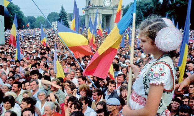 Sierpień 1991 r., Kiszyniów, stolica Mołdawii. Była republika radziecka ogłasza niepodległość. Dominuje flaga Rumunii, niemal identyczna jak nowa flaga mołdawska. Mimo tego obrazka zwolennicy połączenia z Rumunią to dziś zdecydowana mniejszość