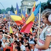 Sierpień 1991 r., Kiszyniów, stolica Mołdawii. Była republika radziecka ogłasza niepodległość. Dominuje flaga Rumunii, niemal identyczna jak nowa flaga mołdawska. Mimo tego obrazka zwolennicy połączenia z Rumunią to dziś zdecydowana mniejszość
