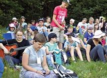  Uczestnicy ODB wiele czasu spędzają na rozważaniach słowa Bożego, a także na różnego rodzaju krótkich konferencjach