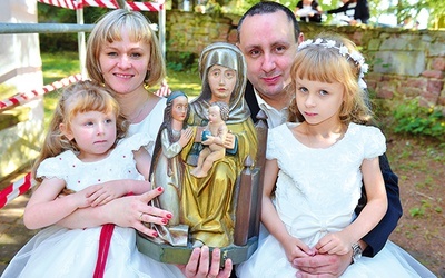 Zabytkowa figura św. Anny Samotrzeć – dla rodziny Frankowskich ważnej patronki 