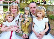 Zabytkowa figura św. Anny Samotrzeć – dla rodziny Frankowskich ważnej patronki 