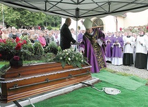  Uroczystości pogrzebowe, zgodnie z wolą zapisaną w testamencie zmarłego, odbyły się w Mieroszowie