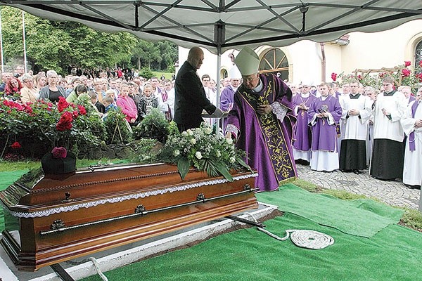  Uroczystości pogrzebowe, zgodnie z wolą zapisaną w testamencie zmarłego, odbyły się w Mieroszowie