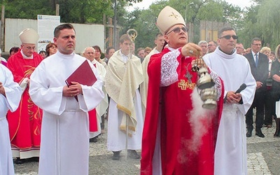 Powyżej: Po sumie odpustowej odbyło się poświęcenie figury św. Jakuba usytuowanej na dziedzińcu Centrum  św. Jakuba