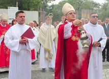 Powyżej: Po sumie odpustowej odbyło się poświęcenie figury św. Jakuba usytuowanej na dziedzińcu Centrum  św. Jakuba